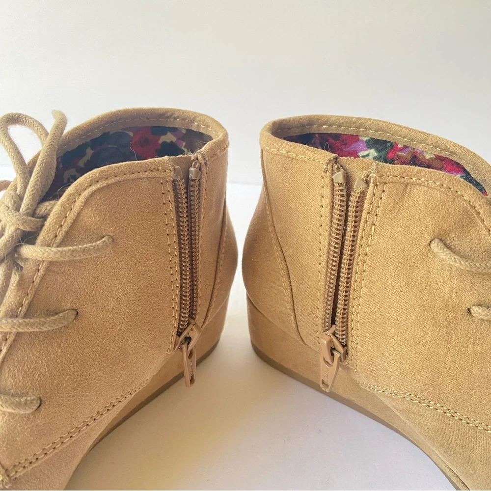 New Mad love Tan Girls Wedge booties Kids Size 2